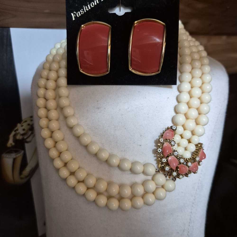 Vintage 50's 60's Milk Beige Beaded Neclace With Coral Clip-On Earrings